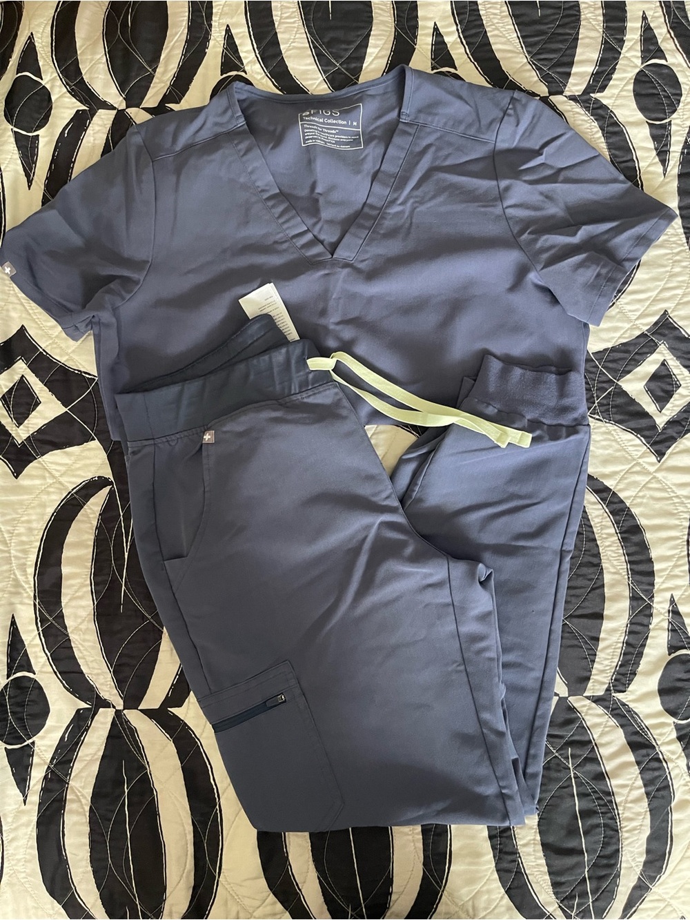 FIGS Women’s Space Navy Scrub Set Medium Regular Casma Top Zamora Joggers